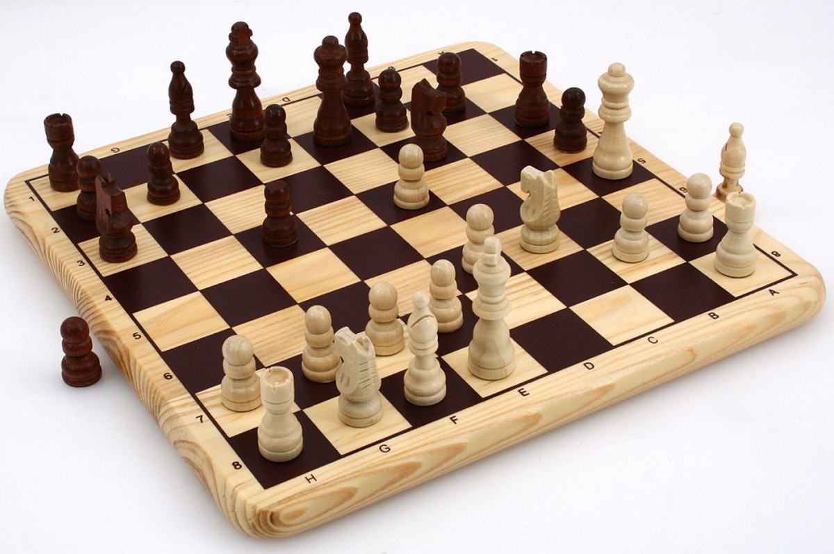 Nice Chess Game on massive wooden board with inlays including wooden figures Classic Games Chess 